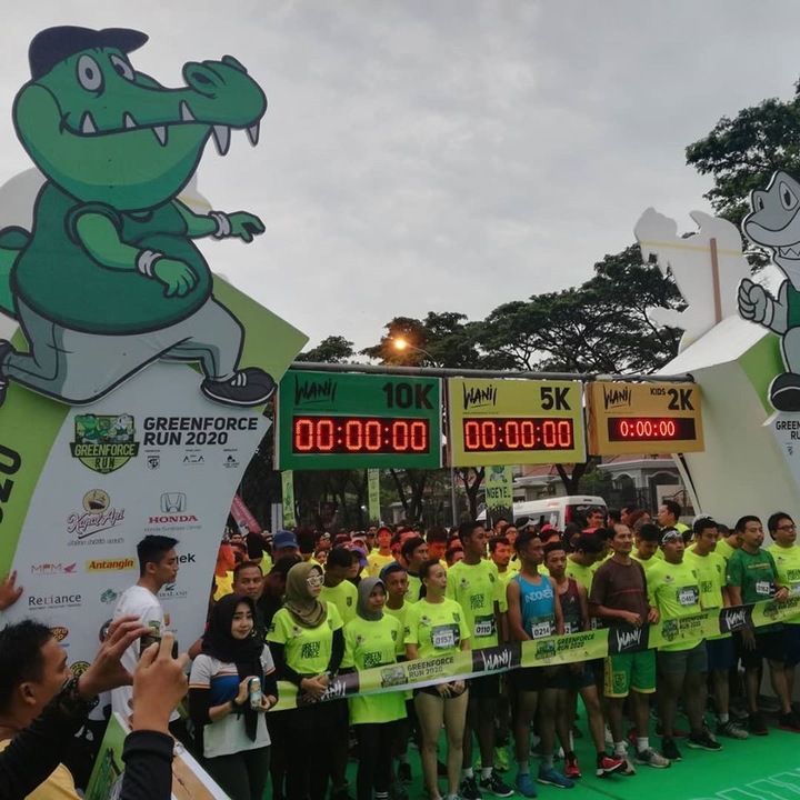 Gate start Green Force Run Surabaya dengan ribuan peserta dan dukungan rigging 6x8 dari USBA Production.